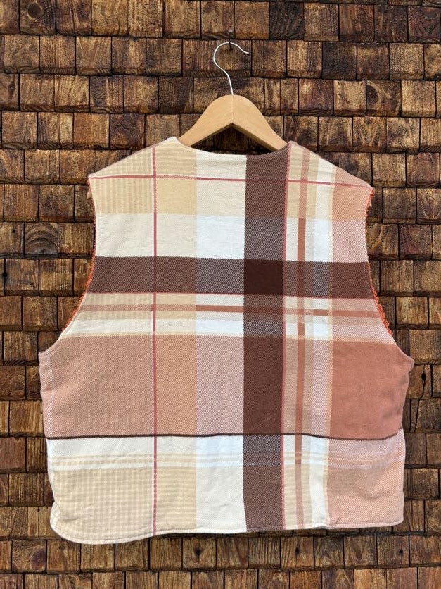 Rückansicht der Frottee-Wendeweste 'Papaya' von Old Wave. Zeigt das symmetrische Vintage-Karomuster in warmen Brauntönen auf einem Holzkleiderbügel.