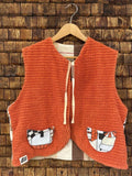 Vorderansicht der gewendeten Frotteeweste 'Papaya' von Old Wave in leuchtendem Terrakotta-Orange mit zwei gemusterten Eingriffstaschen, Bindebändern und Old Wave Logo-Patch unten links.