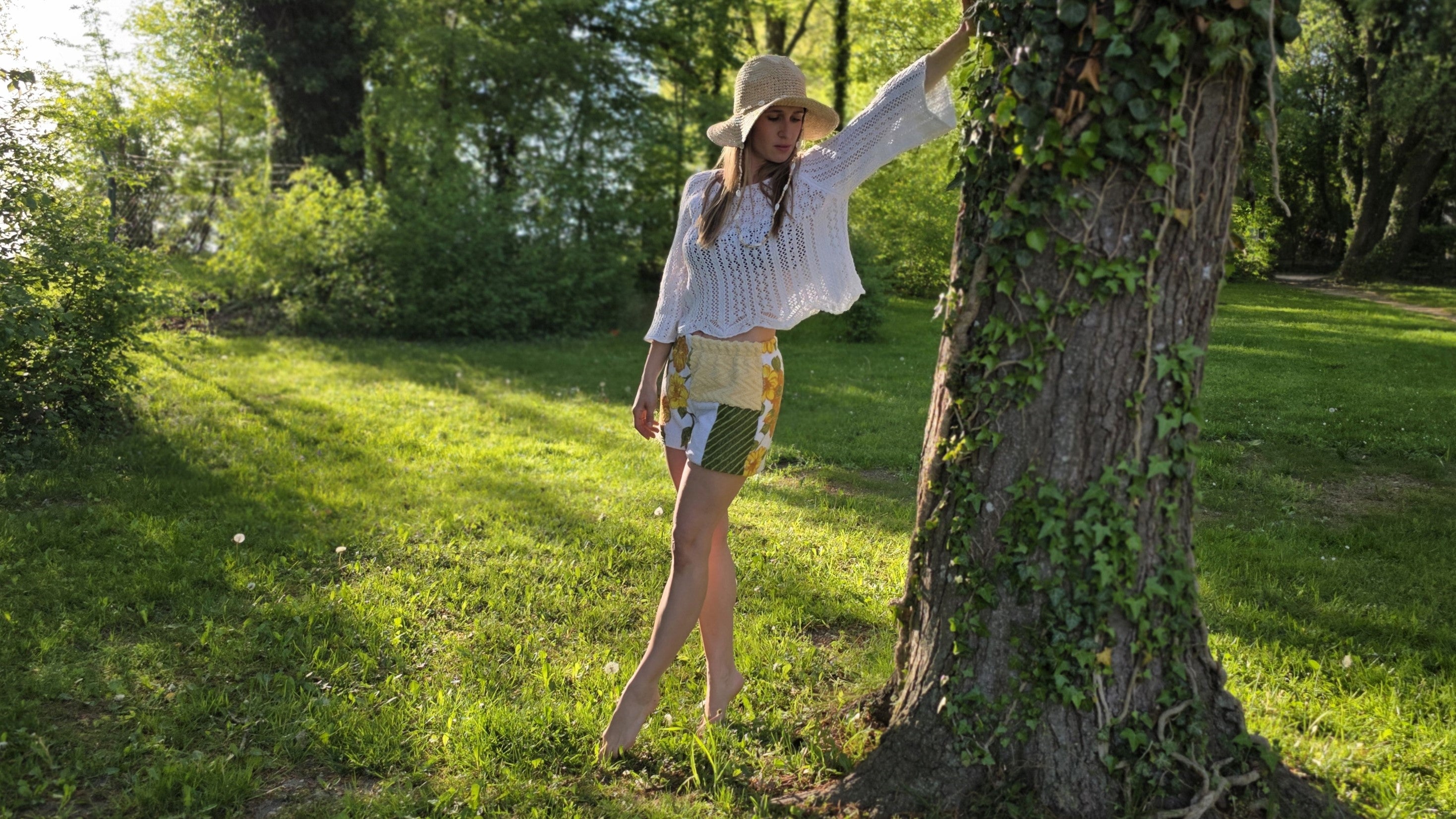 Model steht an einem Baum und trägt die handgefertigte Old Wave Shorts aus unterschiedlichen Vintage Handtüchern gefertigt.