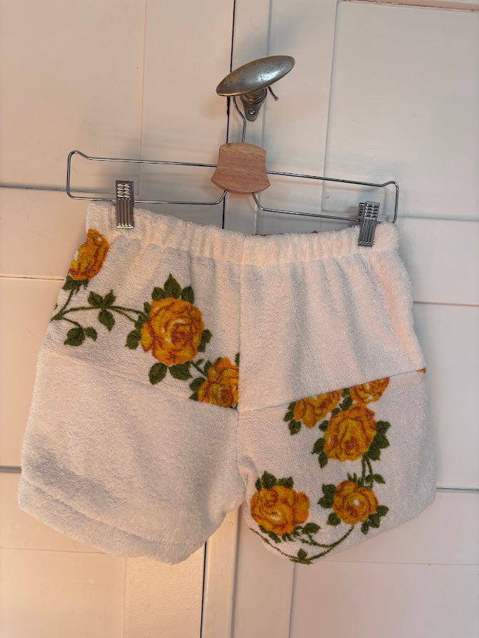 Upcycled Towel Shorts Amber Roses 66 Größe S - Rückenansicht hängend