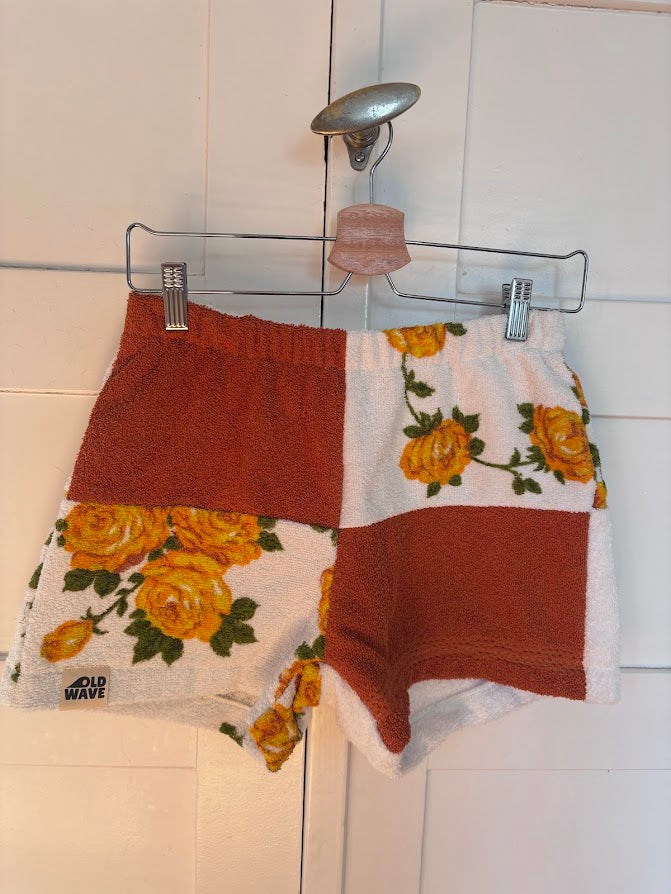 Upcycled Towel Shorts Amber Roses 66 Größe S - Vorderansicht hängend
