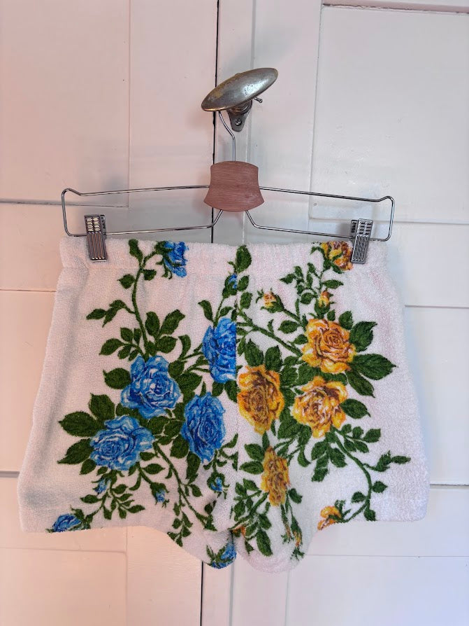 Upcycled Towel Shorts Blue Garden 70 Größe S - Rückenansicht hängend