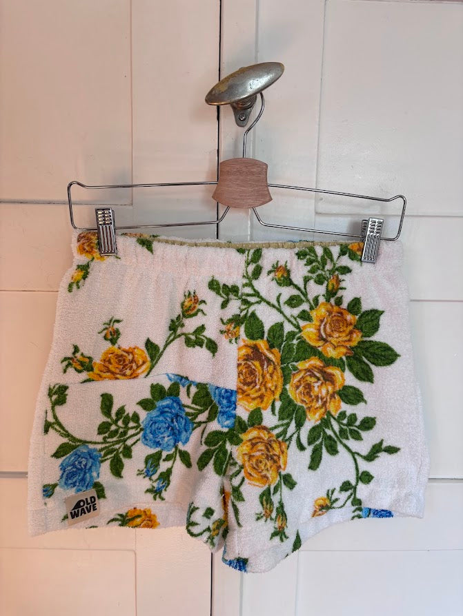 Upcycled Towel Shorts Blue Garden 70 Größe S - Vorderansicht hängend