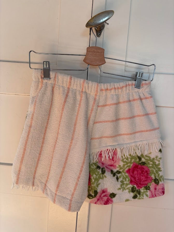 Upcycled Towel Shorts Garden Wave Fringe Series Größe S - Rückenansicht hängend