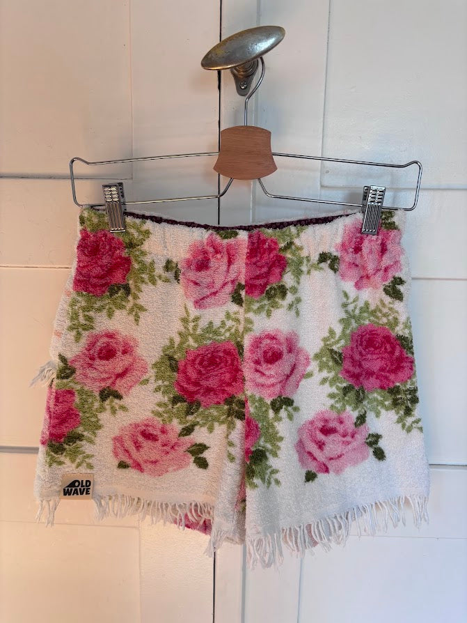 Upcycled Towel Shorts Garden Wave Fringe Series Größe S - Vorderansicht hängend