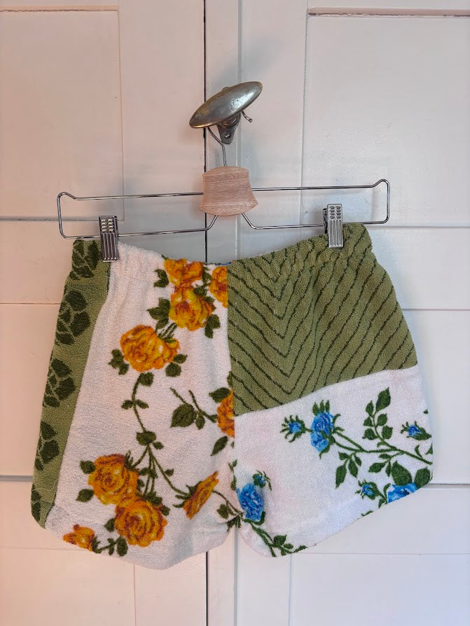 Upcycled Towel Shorts Golden Bloom 68 Größe S - Rückenansicht hängend