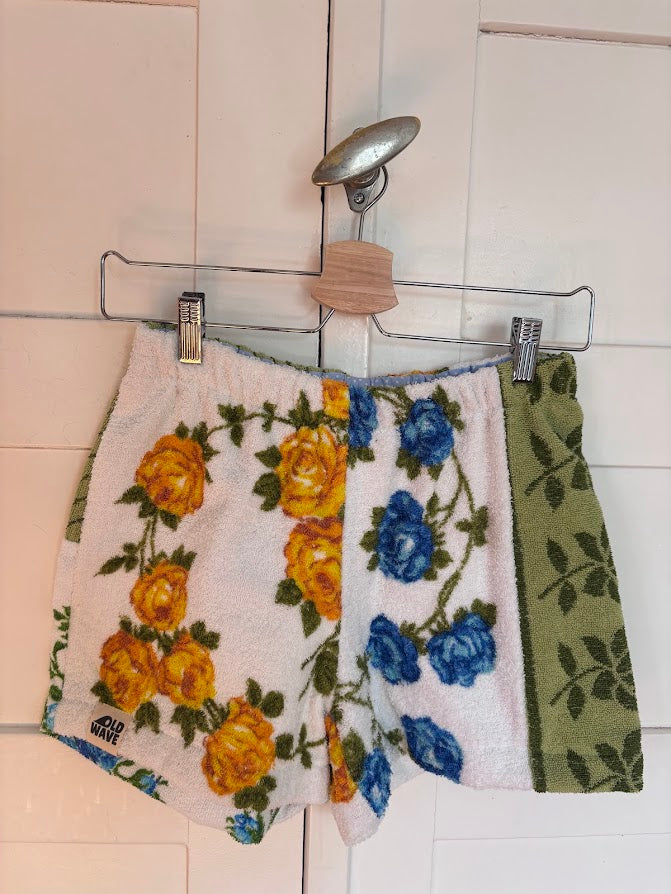 Upcycled Towel Shorts Golden Bloom 68 Größe S - Vorderansicht hängend