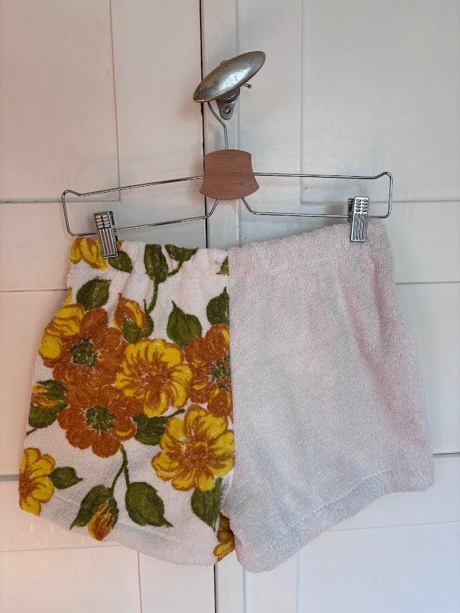 Upcycled Towel Shorts Honey Meadow 70 Größe S - Rückenansicht hängend