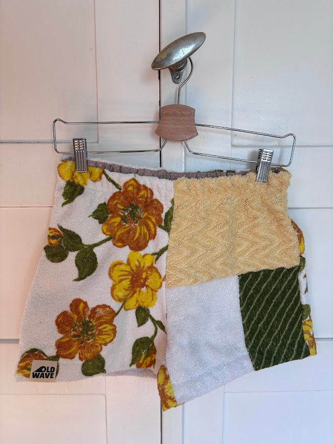 Upcycled Towel Shorts Honey Meadow 70 Größe S - Vorderansicht hängend