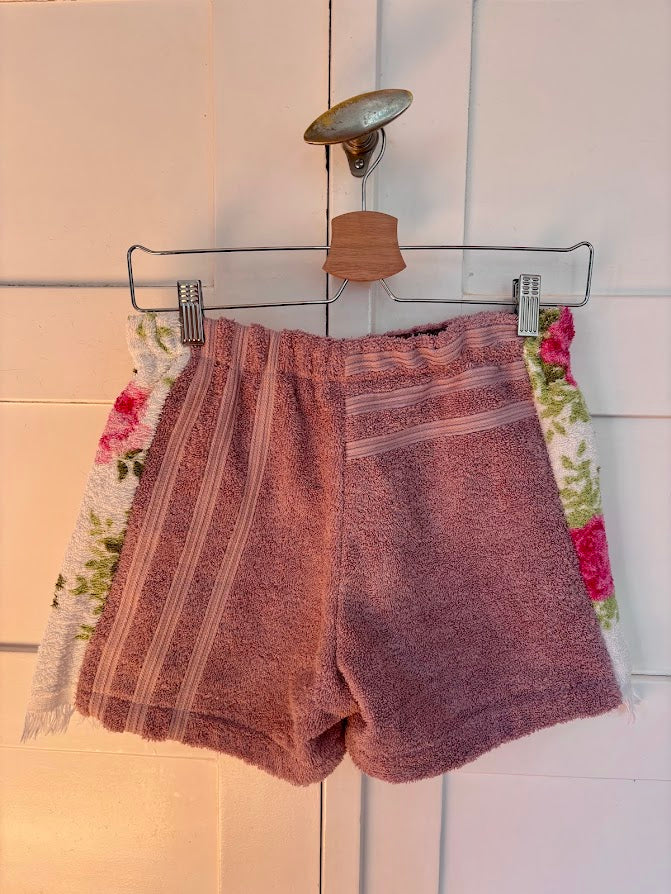 Upcycled Towel Shorts Rose Fade Fringe Series Größe S - Rückenansicht hängend