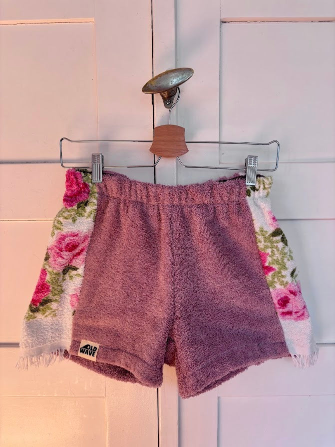 Upcycled Towel Shorts Rose Fade Fringe Series Größe S - Vorderansicht hängend