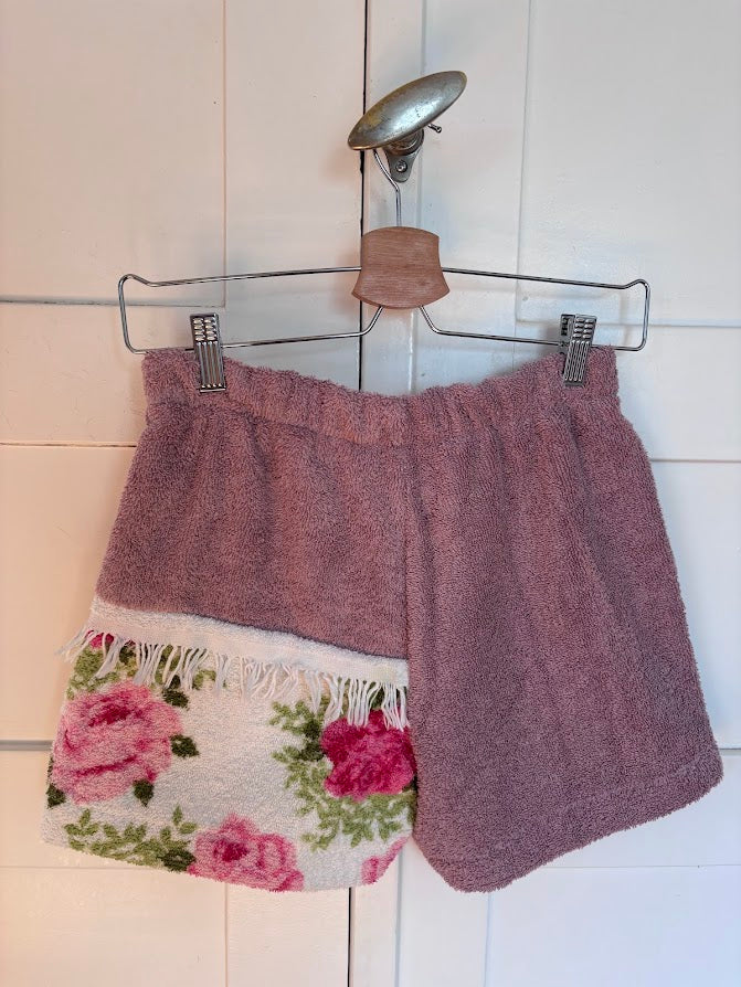 Upcycled Towel Shorts Rose Fringe Größe S - Rückenansicht hängend