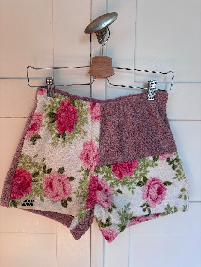 Upcycled Towel Shorts Rose Fringe Größe S - Vorderansicht hängend