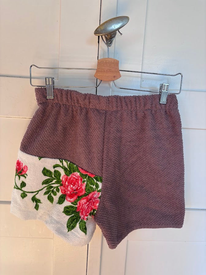 Upcycled Towel Shorts Rose Garden 73 Größe S - Rückenansicht hängend