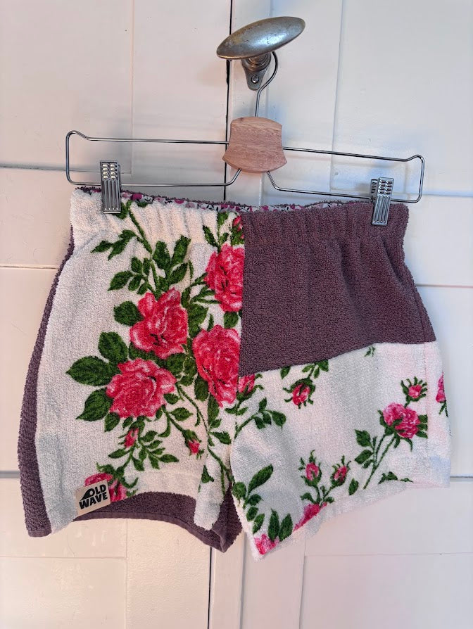 Upcycled Towel Shorts Rose Garden 73 Größe S - Vorderansicht hängend
