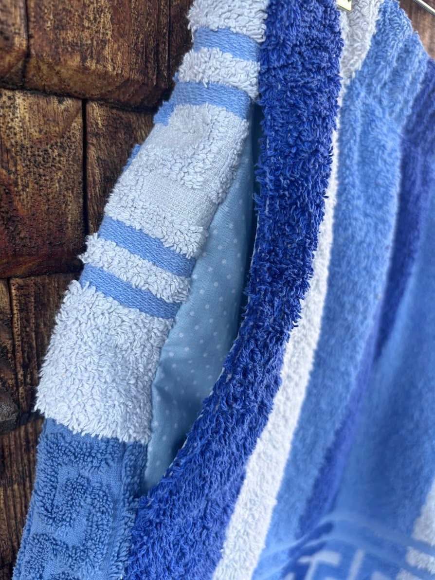 Nahaufnahme der eingenähten Hosentasche und der verschiedenen Frottee-Stoffstrukturen der Shorts Indigo Stripes 73, die den hochwertigen Upcycling- und Handmade-Charakter zeigt.