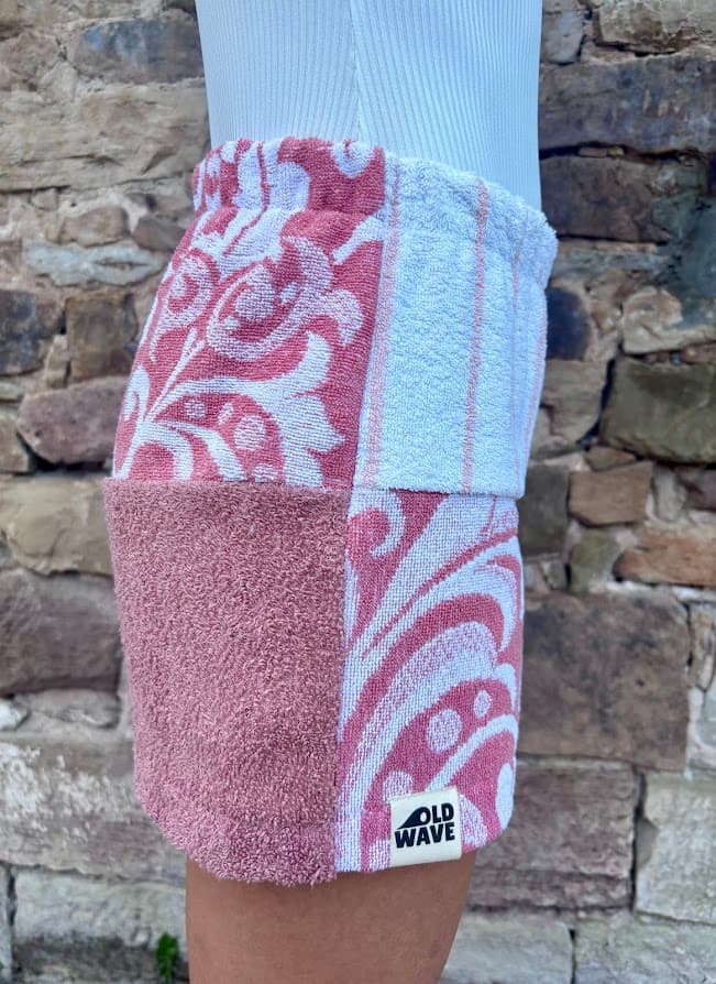 Nahaufnahme der linken Seitenansicht. Zu sehen ist das breite, originale Handtuch-Muster in salty White mit feinen, vertikalen Streifen in blush Clay, flankiert von altrosafarbenem Frottee.