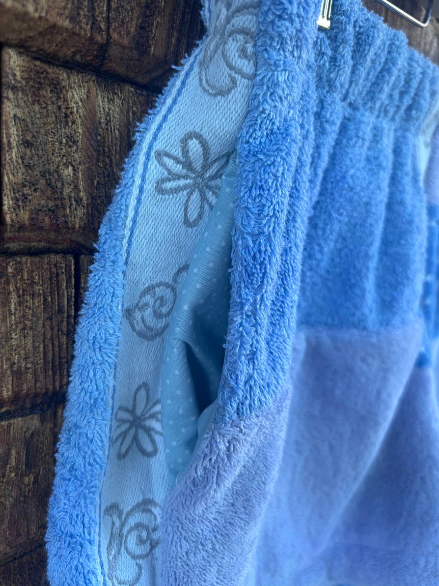Nahaufnahme der eingenähten Hosentasche der Shorts Sea Horizon 74. Der Fokus liegt auf einem hellblauen Vintage-Stoffstreifen mit eingewebten, feinen Blumen- und Blättermotiven.
